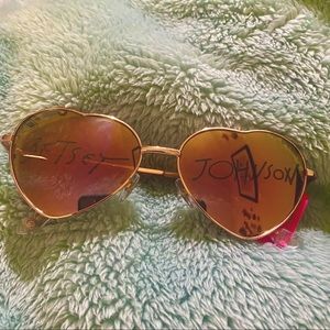 Betsey Johnson ❤️❤️ sunglasses 🌞🕶 New with tag